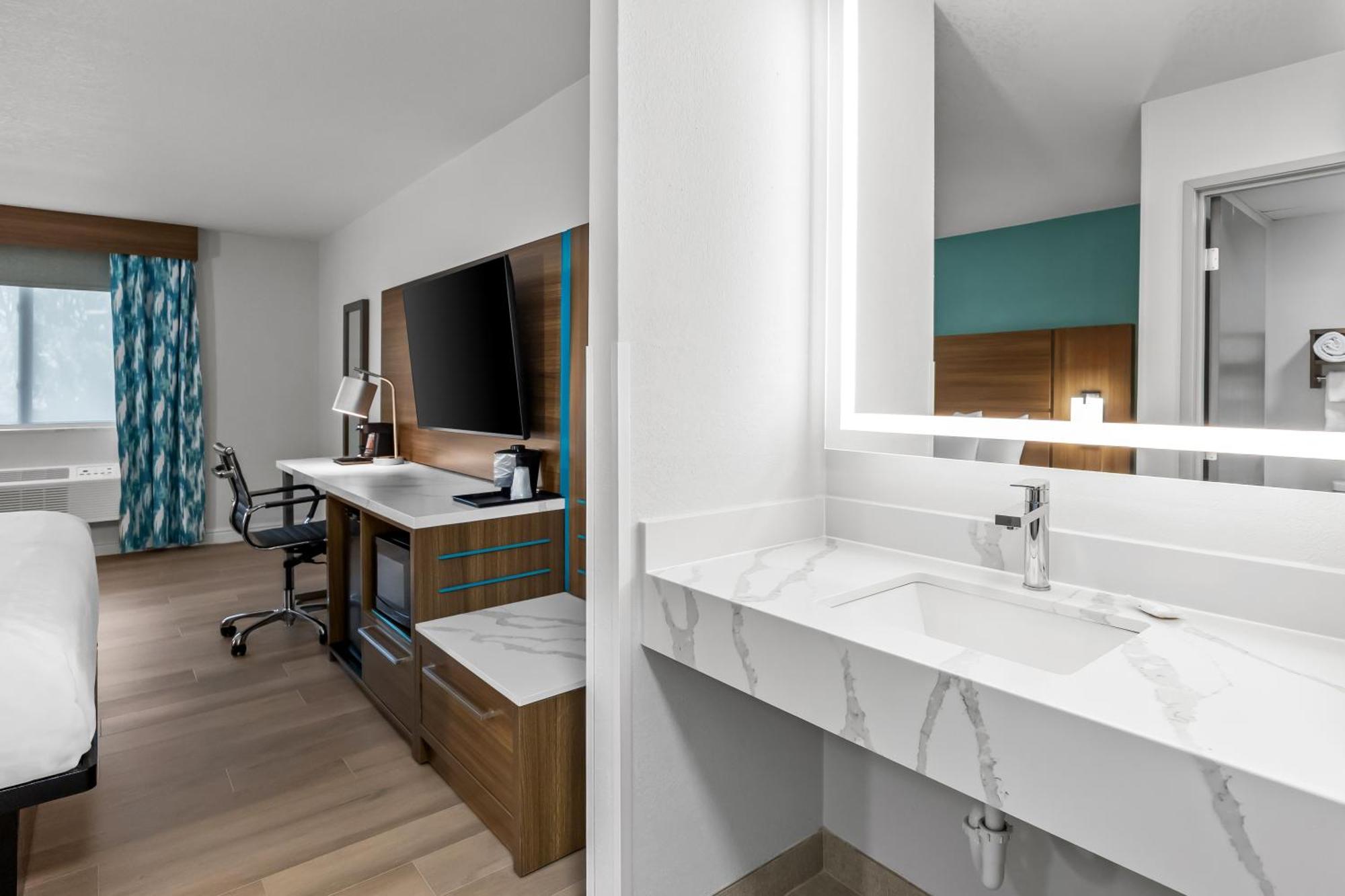 King Room with Tub - Disability Access/Non Smoking/Interior Corridor