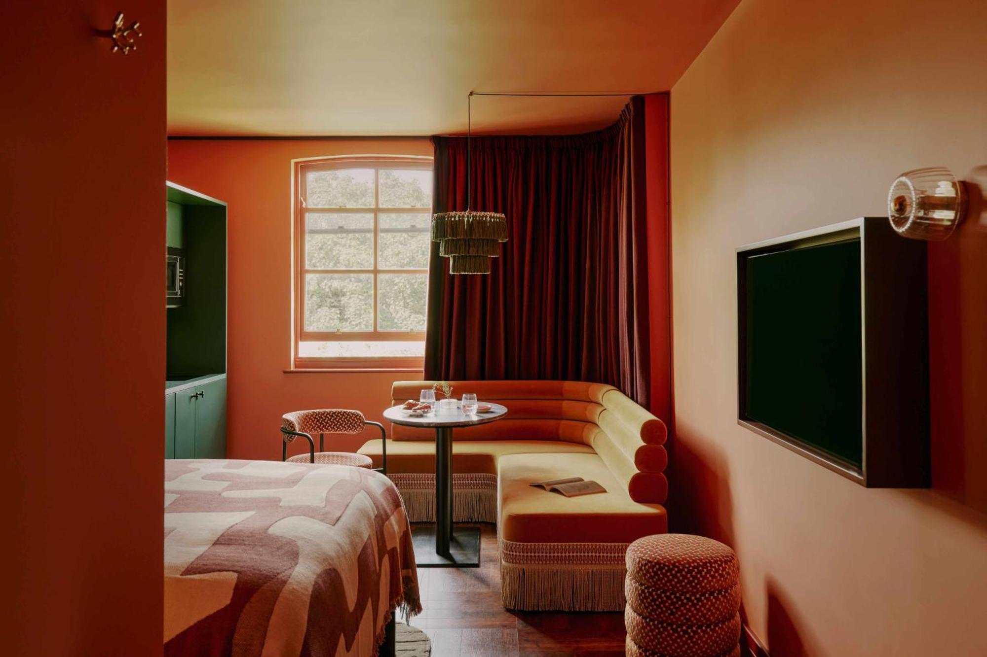 Deluxe Studio