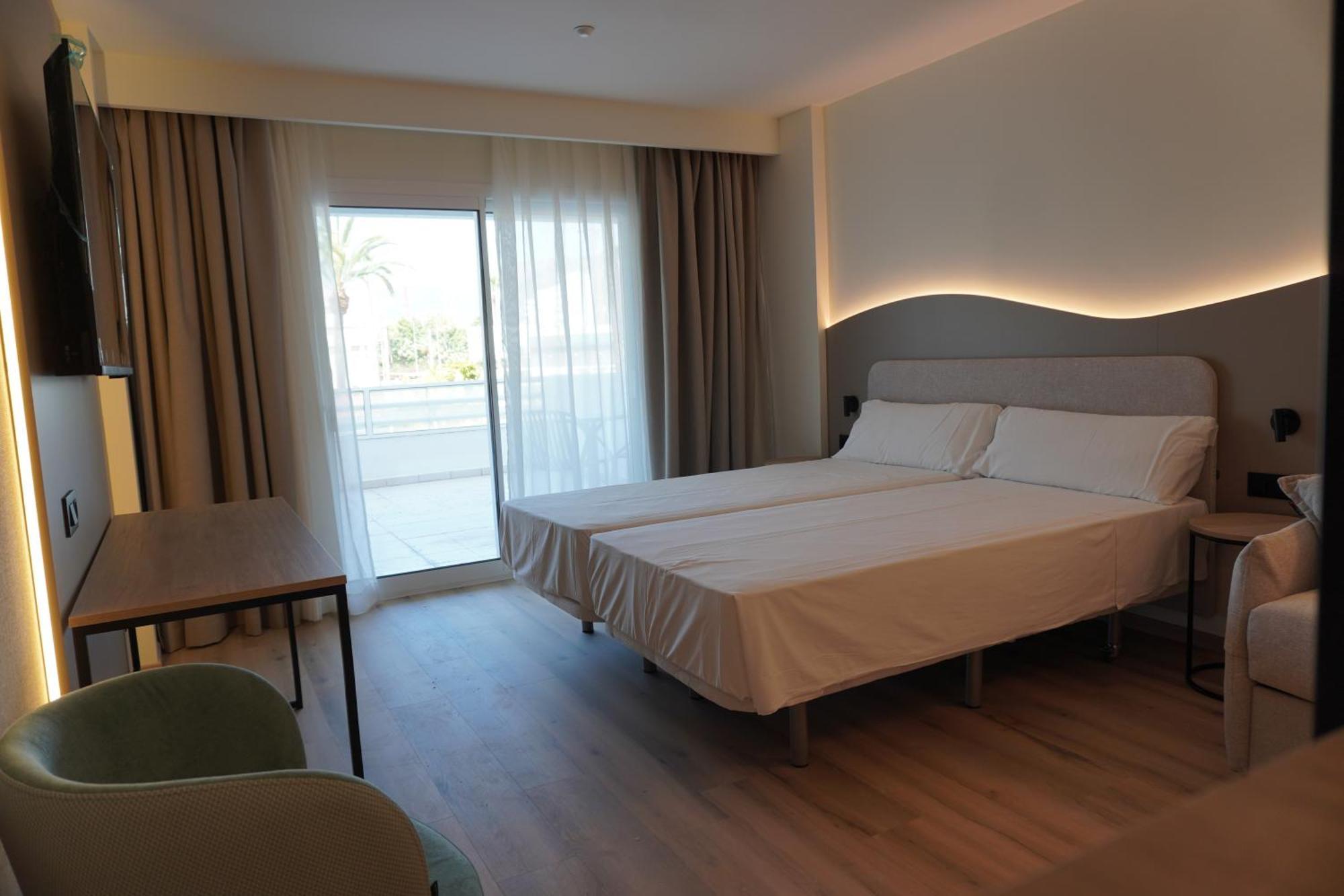 Double Room with Sea View (2 Adults)