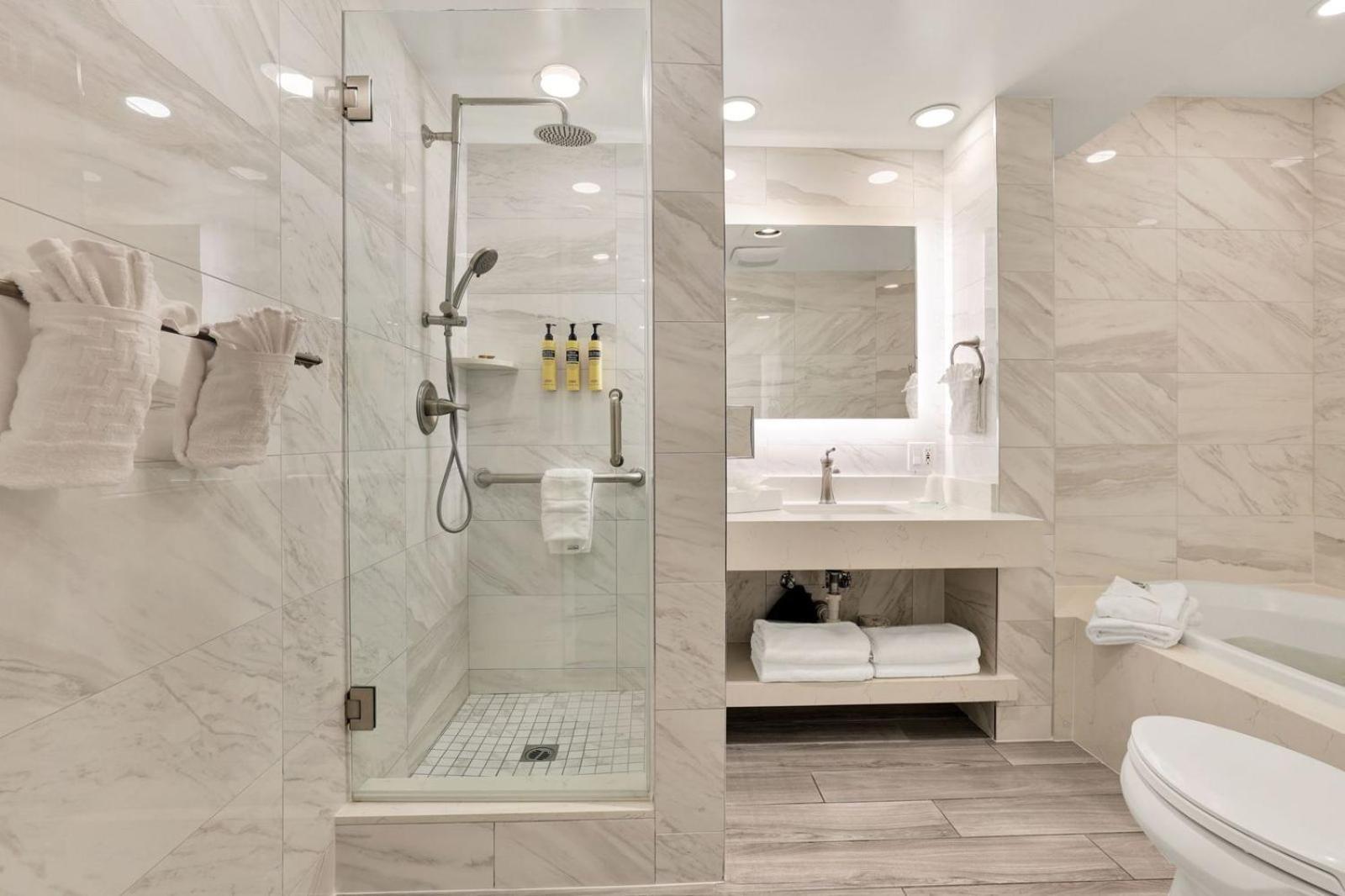 Queen Suite Two Queen Beds Jacuzzi Non-Smoking