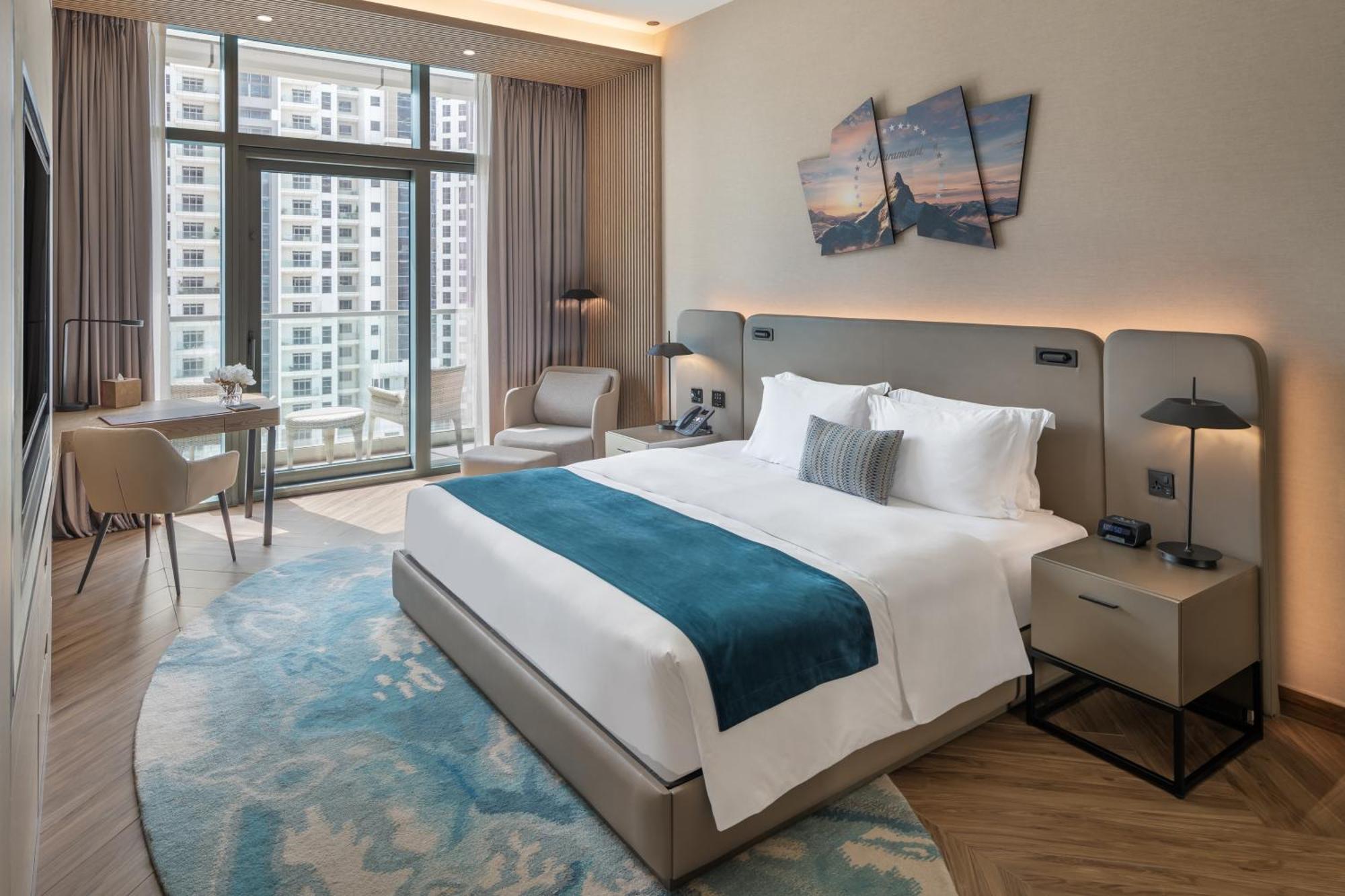 Scene Room City View