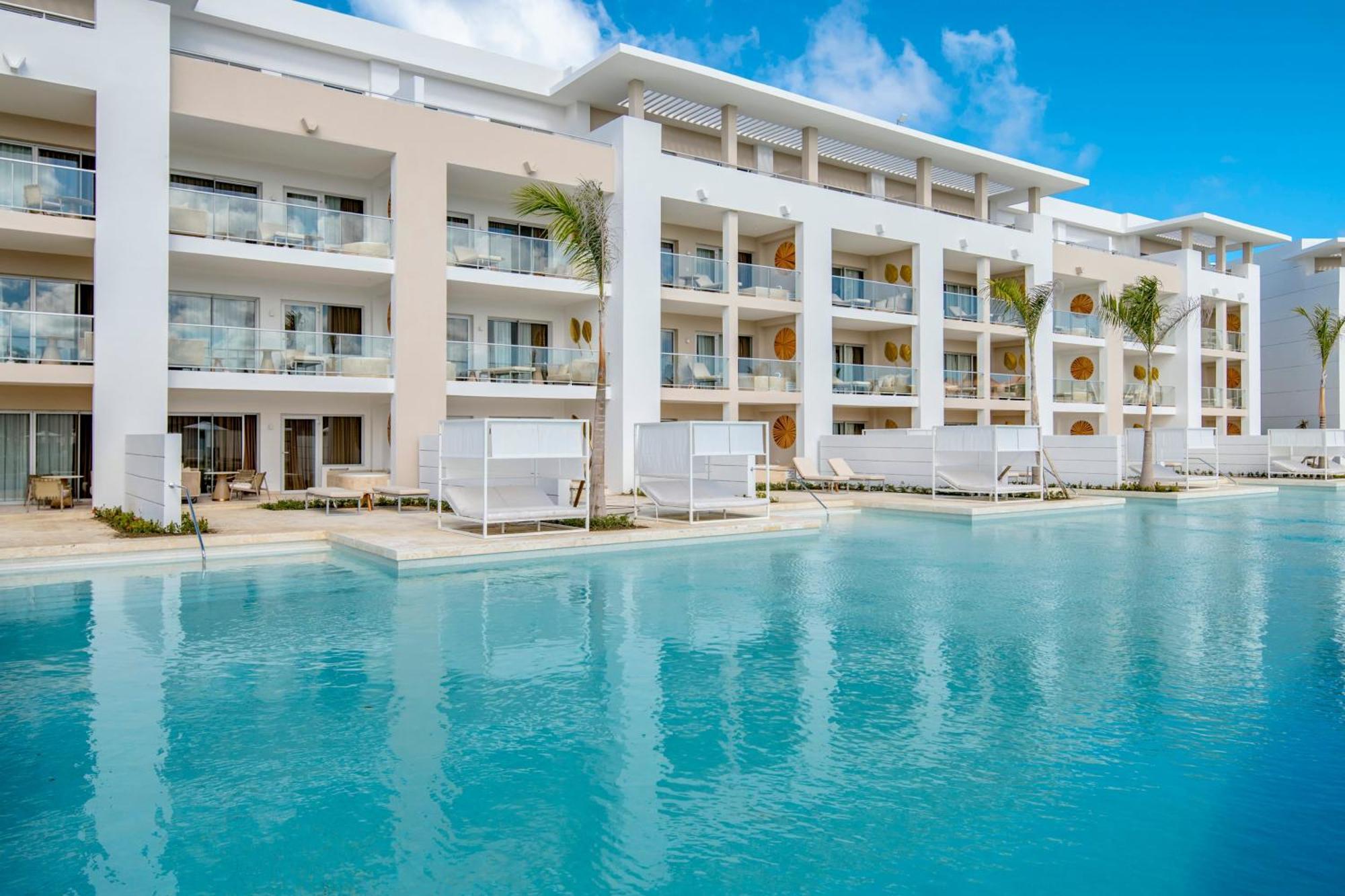 Suite Familiale Concierge avec Accès Direct à la Piscine