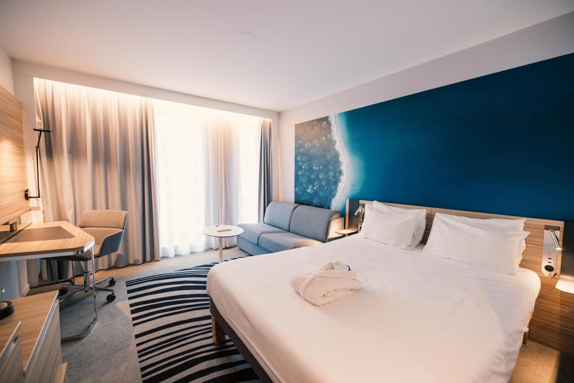 Executive Room One Queen Bed One Sofa