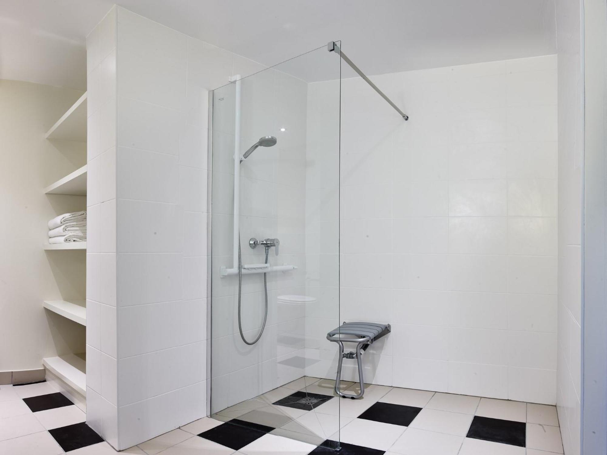 Standard Queen Room Accessible