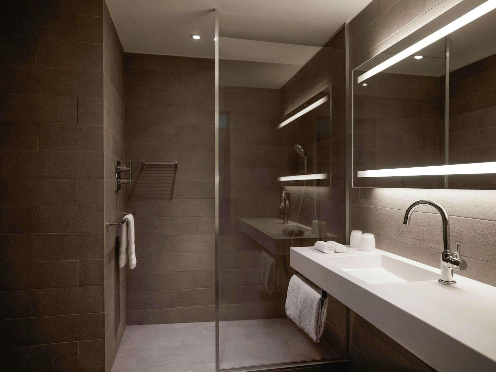 Superior King Room Eiffel Tower View