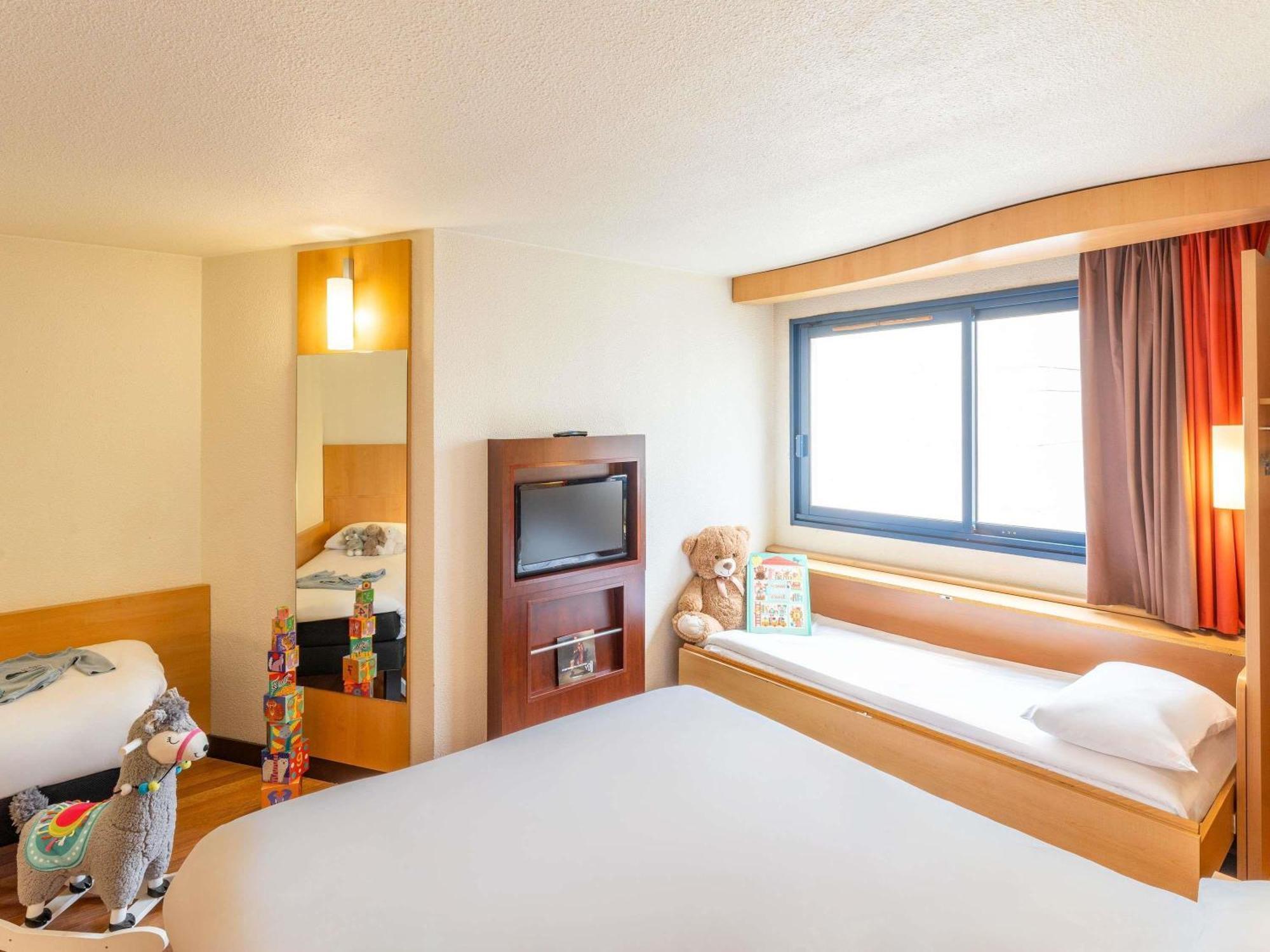 Room 1 Double Bed 2 Single Beds