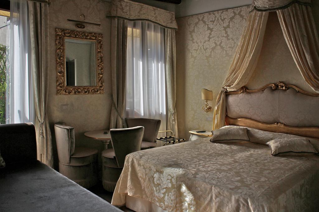 Comfort Triple Room Shower