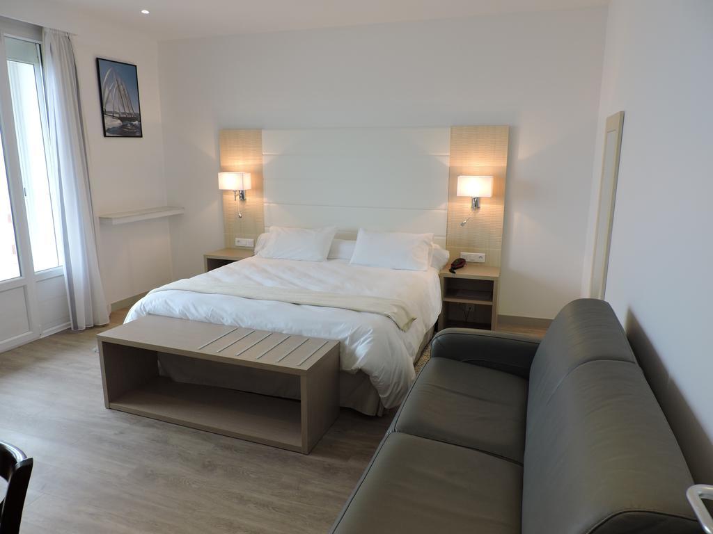 Deluxe tweepersoonskamer met balkon en uitzicht op zee