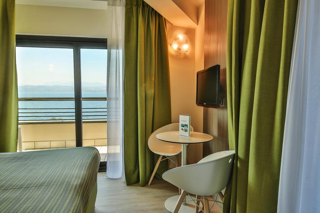 Superior Double or Twin Room with Balcony and Lake View,217822832:JPEG