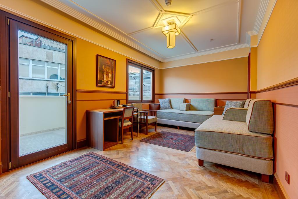 Family Room with Balcony and Hot Tub,218405903:JPEG