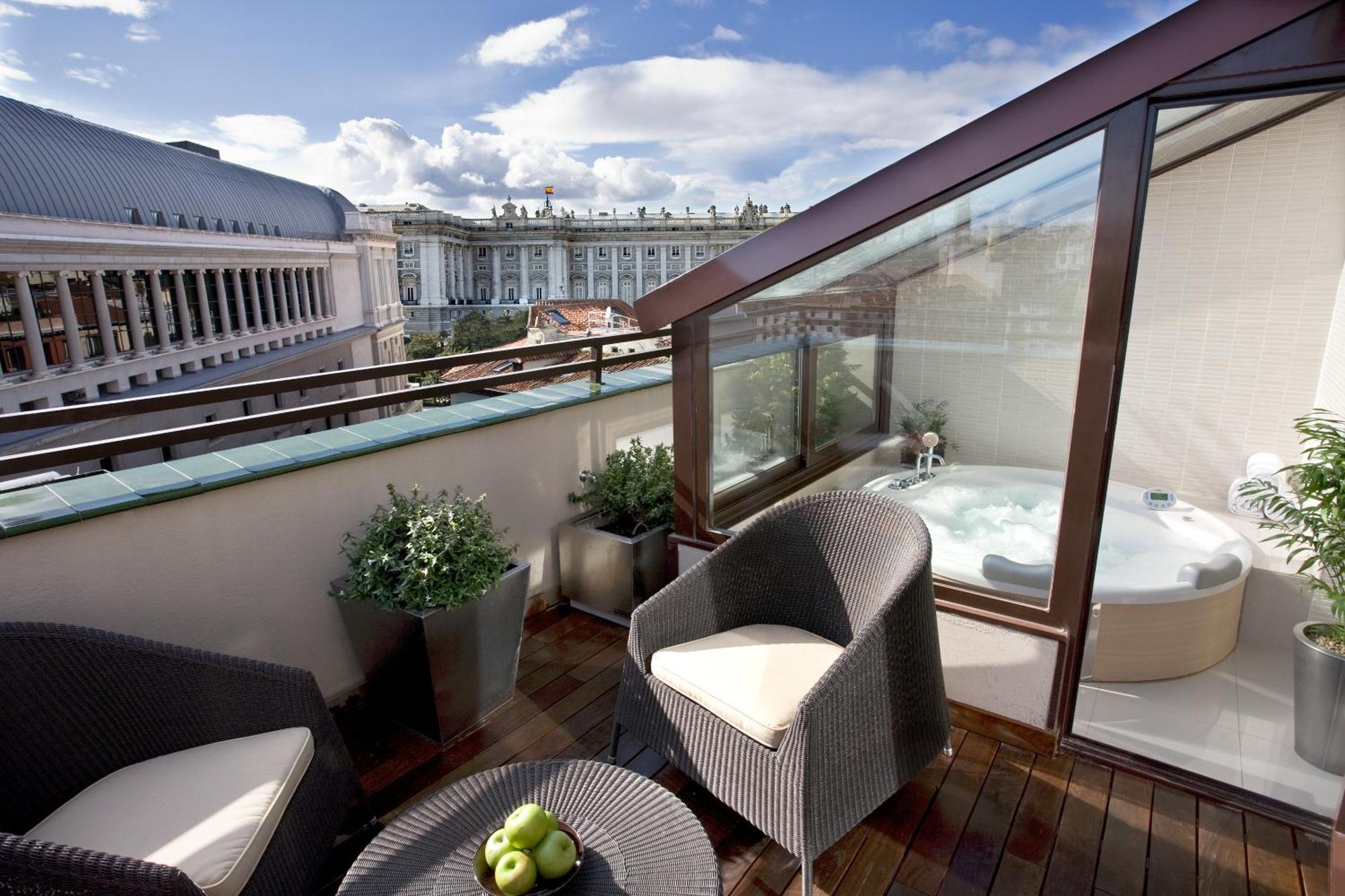 Quarto Duplo com Terraço e Banheira de Hidromassagem