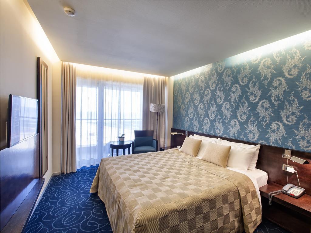 Suite Junior con vistas laterales al mar