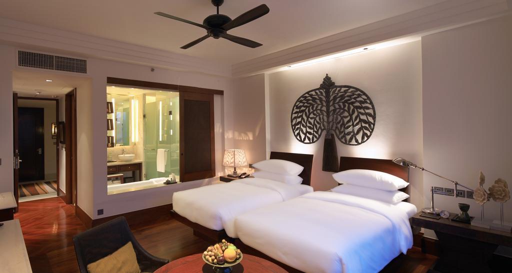 Quarto com 2 Camas de Solteiro e Vista do Jardim