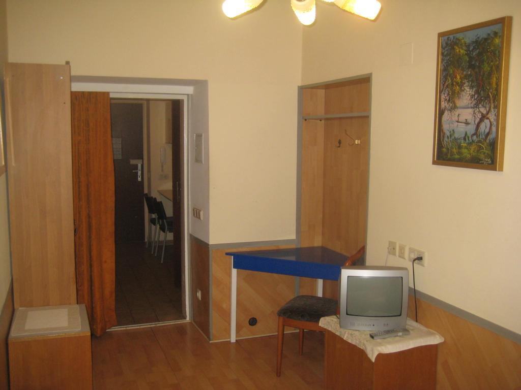 Studio with Private Bathroom,226863773:JPEG