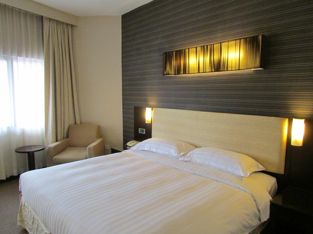 Queens Connecting Room,324051928:JPEG