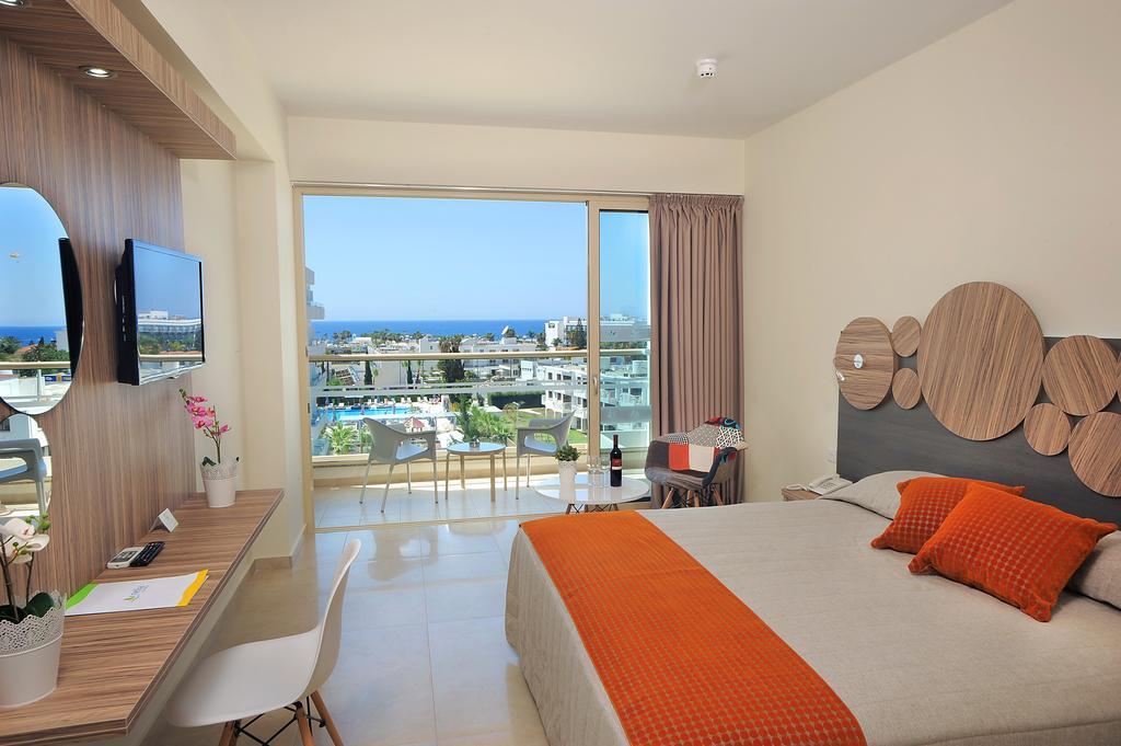 Double or Twin Room Sea View