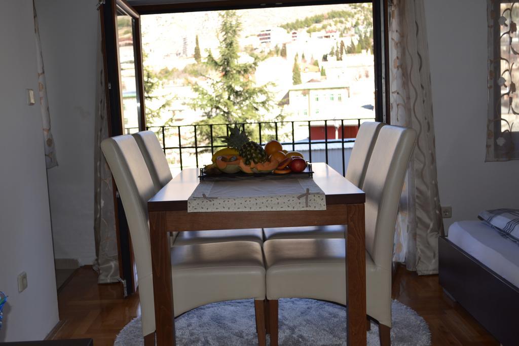 Deluxe One-Bedroom Apartment