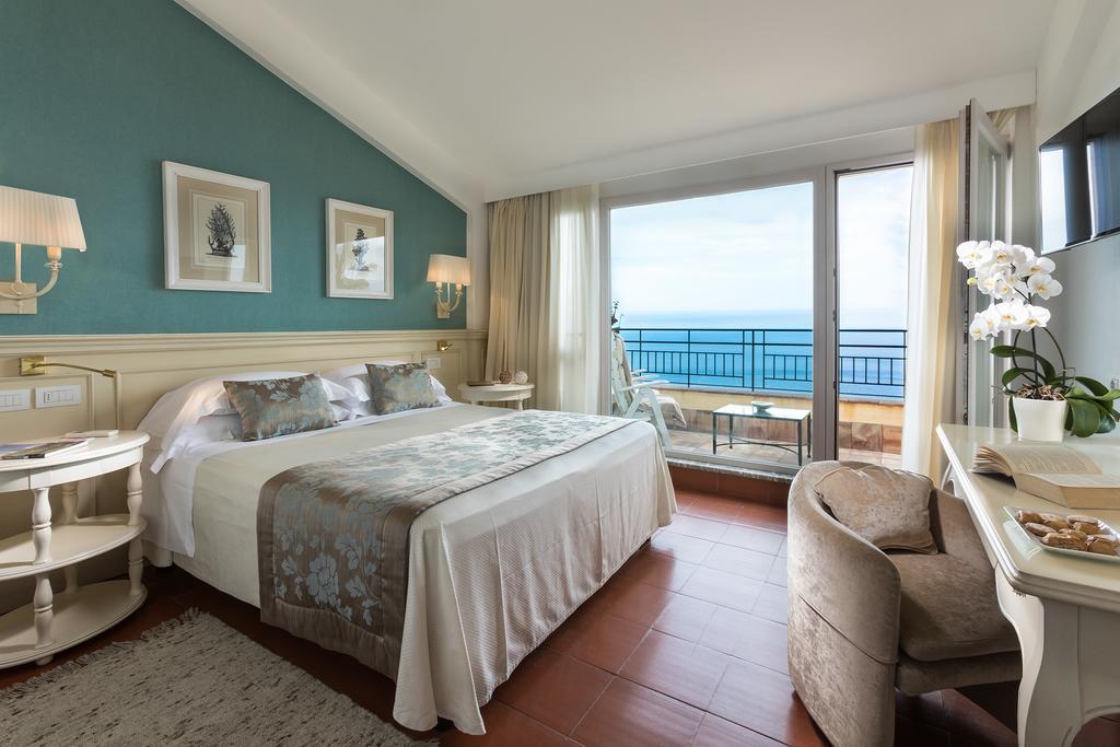 Quarto com Cama de Casal ou 2 de Solteiro, Varanda e Vista do Mar