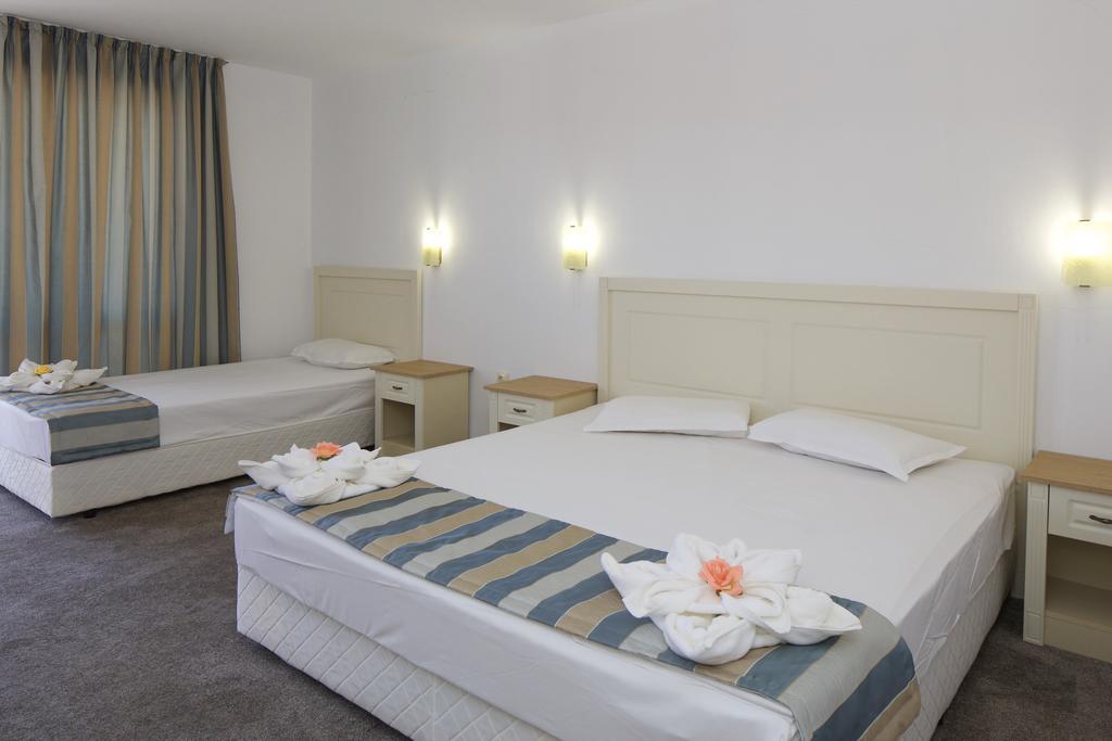 Deluxe Family Room with Balcony ( 3 Adults +1 Child),413781018:JPEG