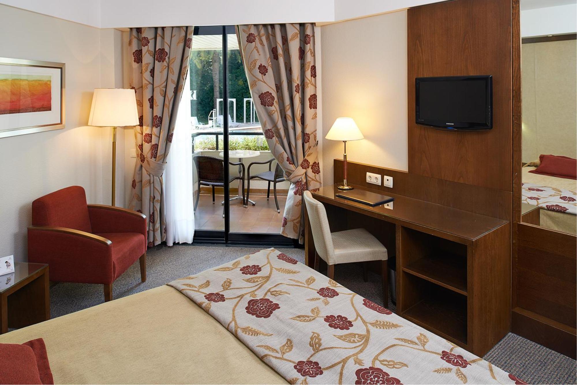 Zweibettzimmer mit Poolblick (2 Erwachsene)