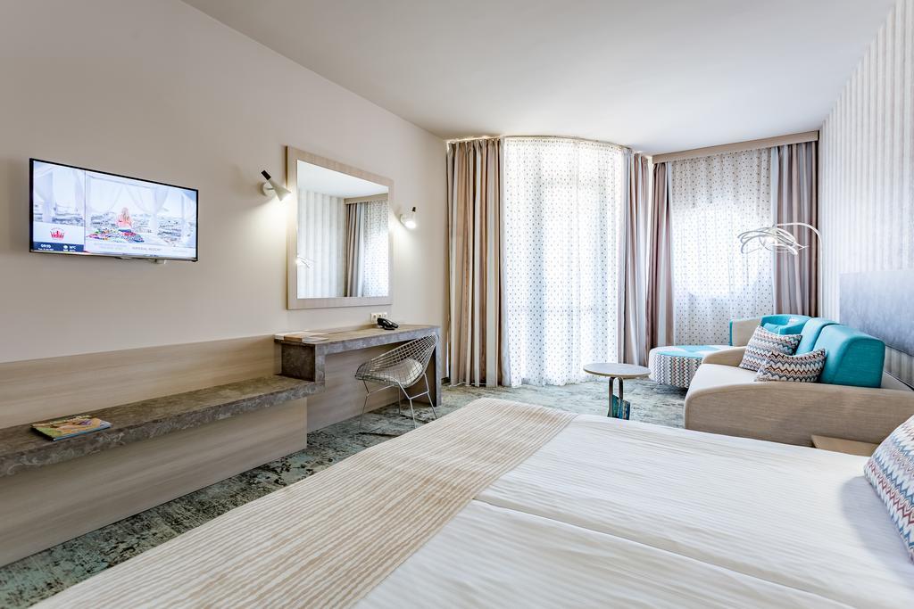 Junior Suite (2 Adults + 2 Children)