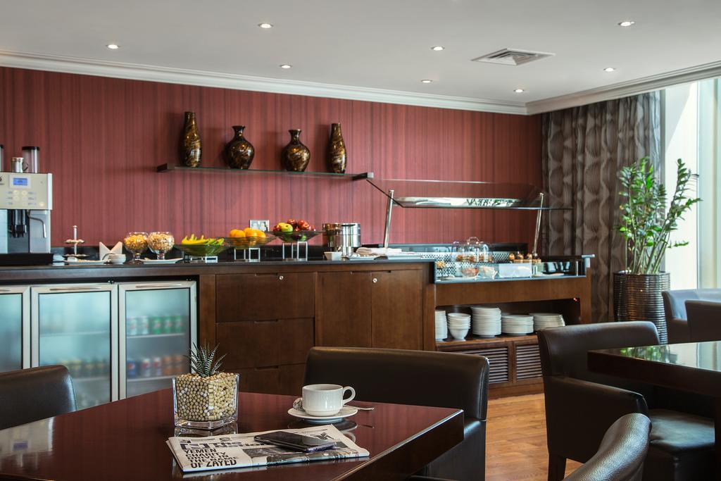 Zimmer mit Kingsize-Bett und Zugang zur Lounge