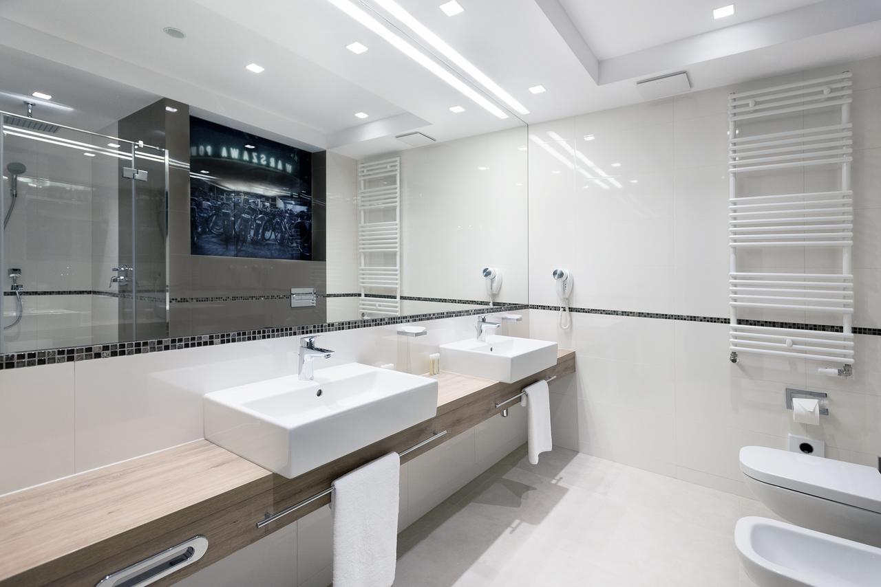 Suite 1 King Bed 59 Sqm Wifi Working or Living Area Bathroom Shower Smart Tv