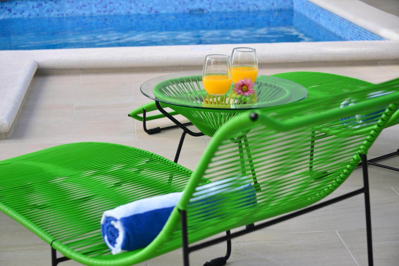 Grand Deluxe Room Pool Side,711110860:JPEG