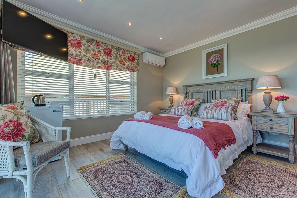 Zimmer mit Queensize-Bett und Meerblick