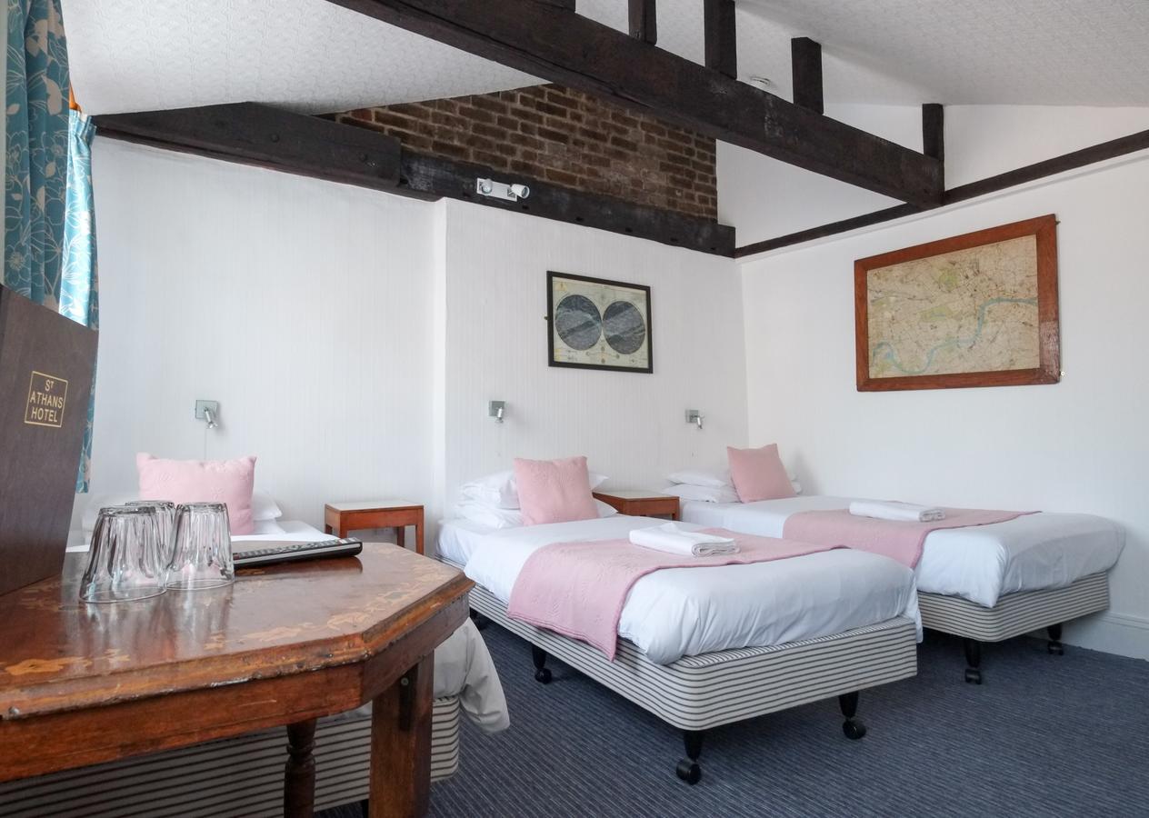 Dreibettzimmer im Obergeschoss mit Gemeinschaftsbad
