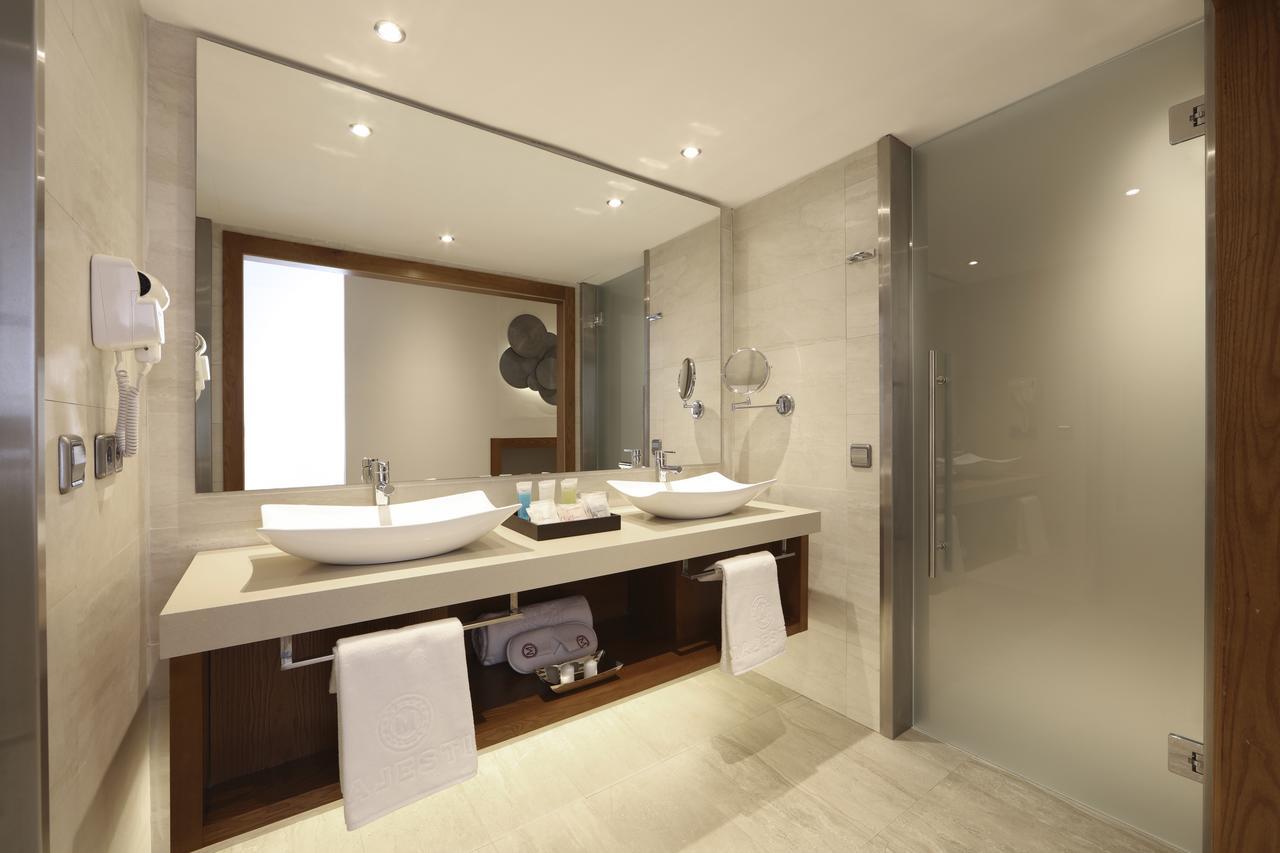 Sky View Suite (Roof Top with Outdoor Hot Tub )Free WiFi