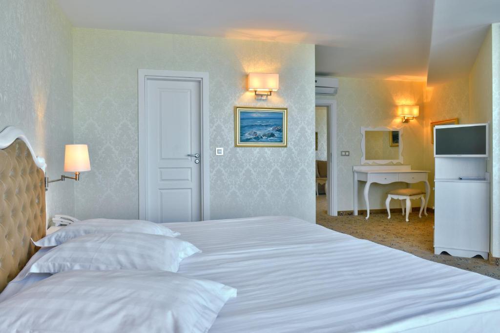 Deluxe One-Bedroom Suite with Balcony - Free Coffee and Tea Making Facilities