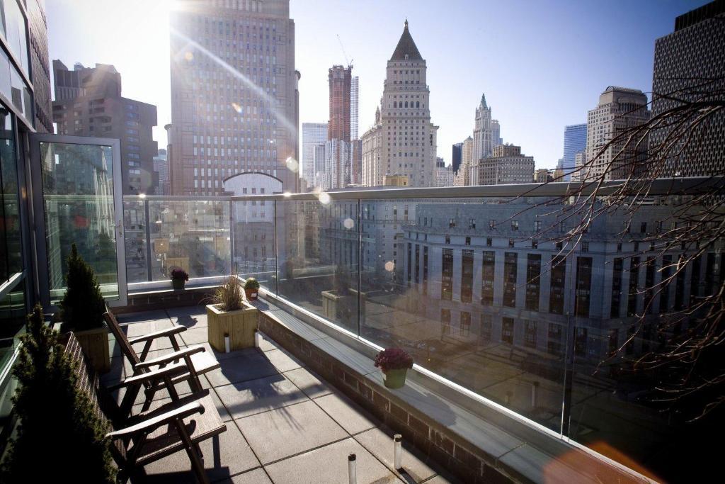 Suite Deluxe con cama doble grande, vistas a la ciudad y balcón