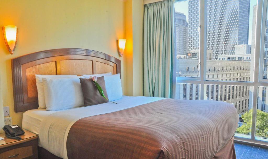 Suite Deluxe con cama extragrande y vistas al parque