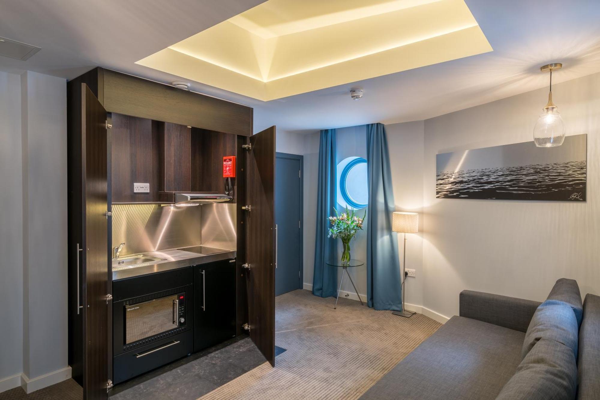 Deluxe Studio,630550836:JPEG