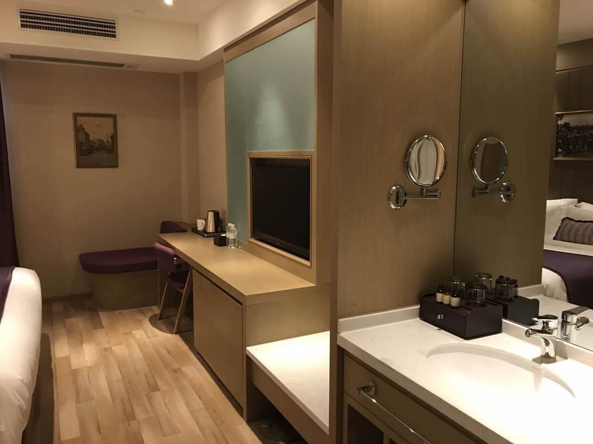 Business King Room