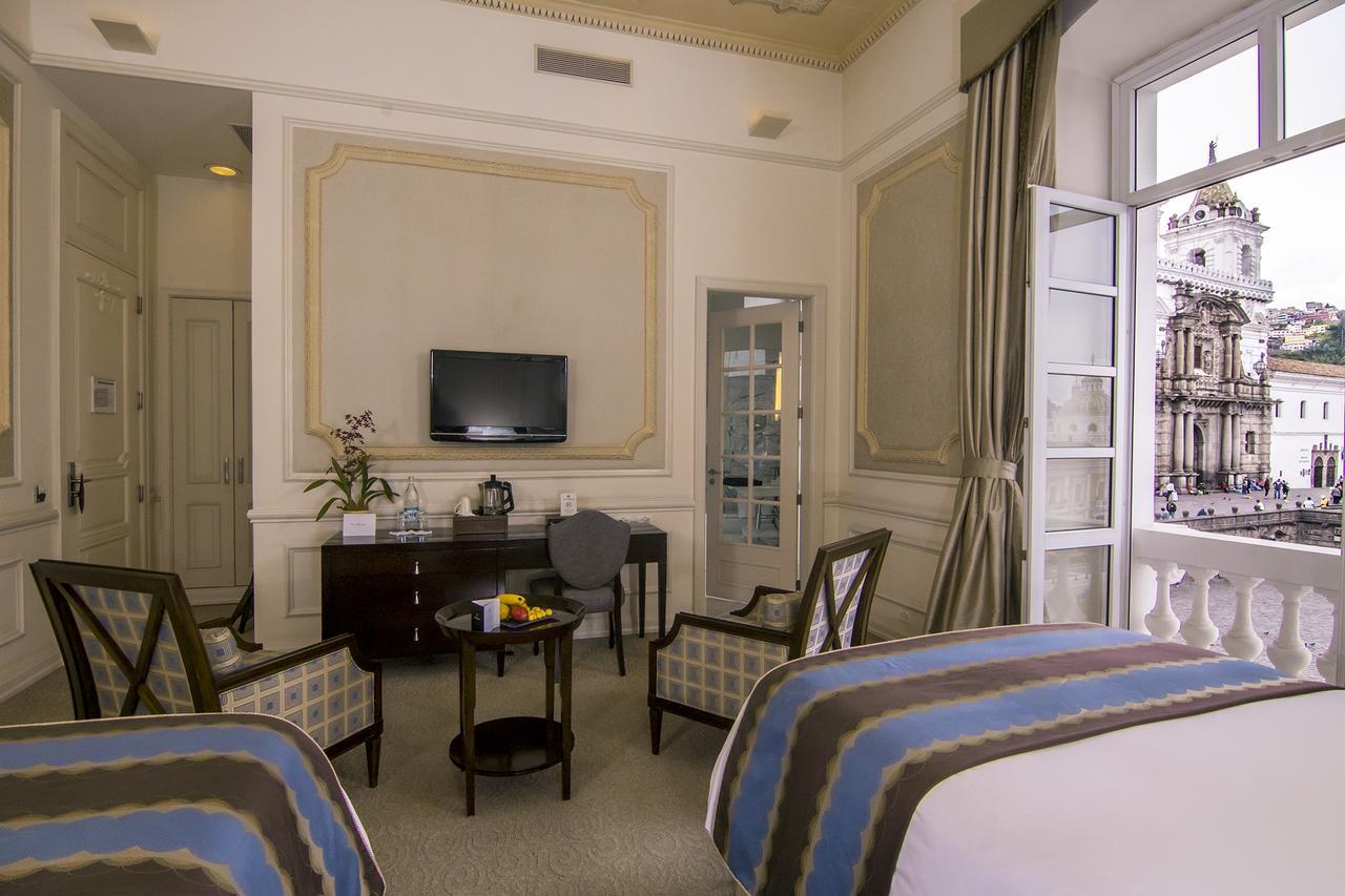 Quarto com 2 Camas de Solteiro e Vista da Cidade