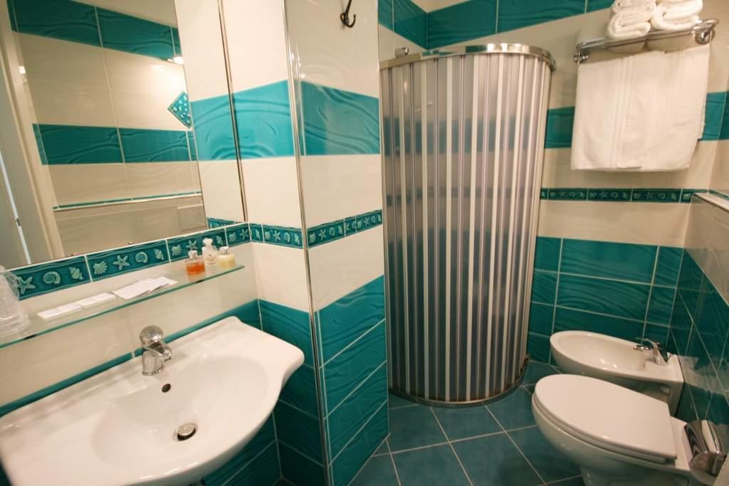 Double or Twin Room Private Bathroom,647144475:JPEG