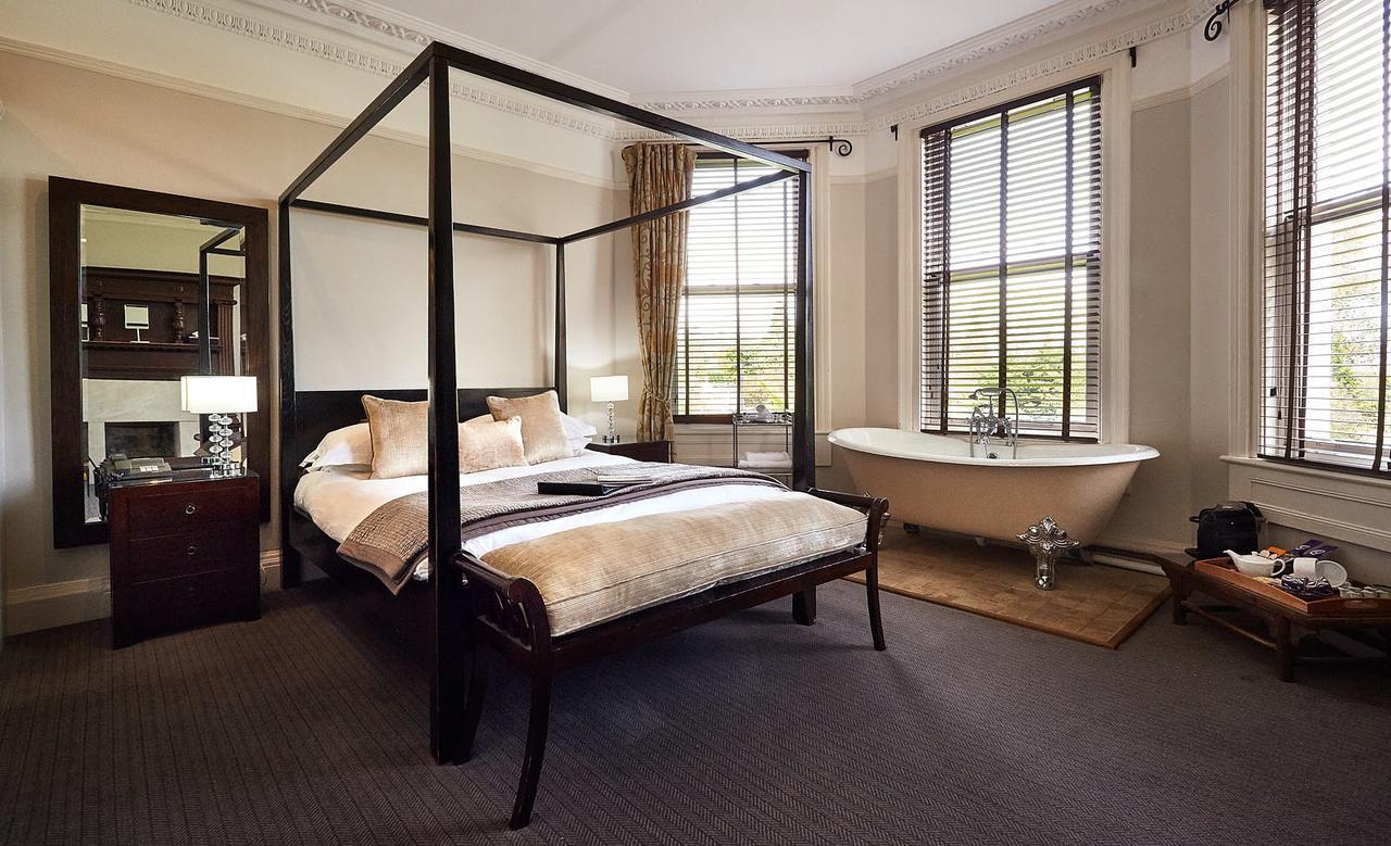 Four Poster Room City Views