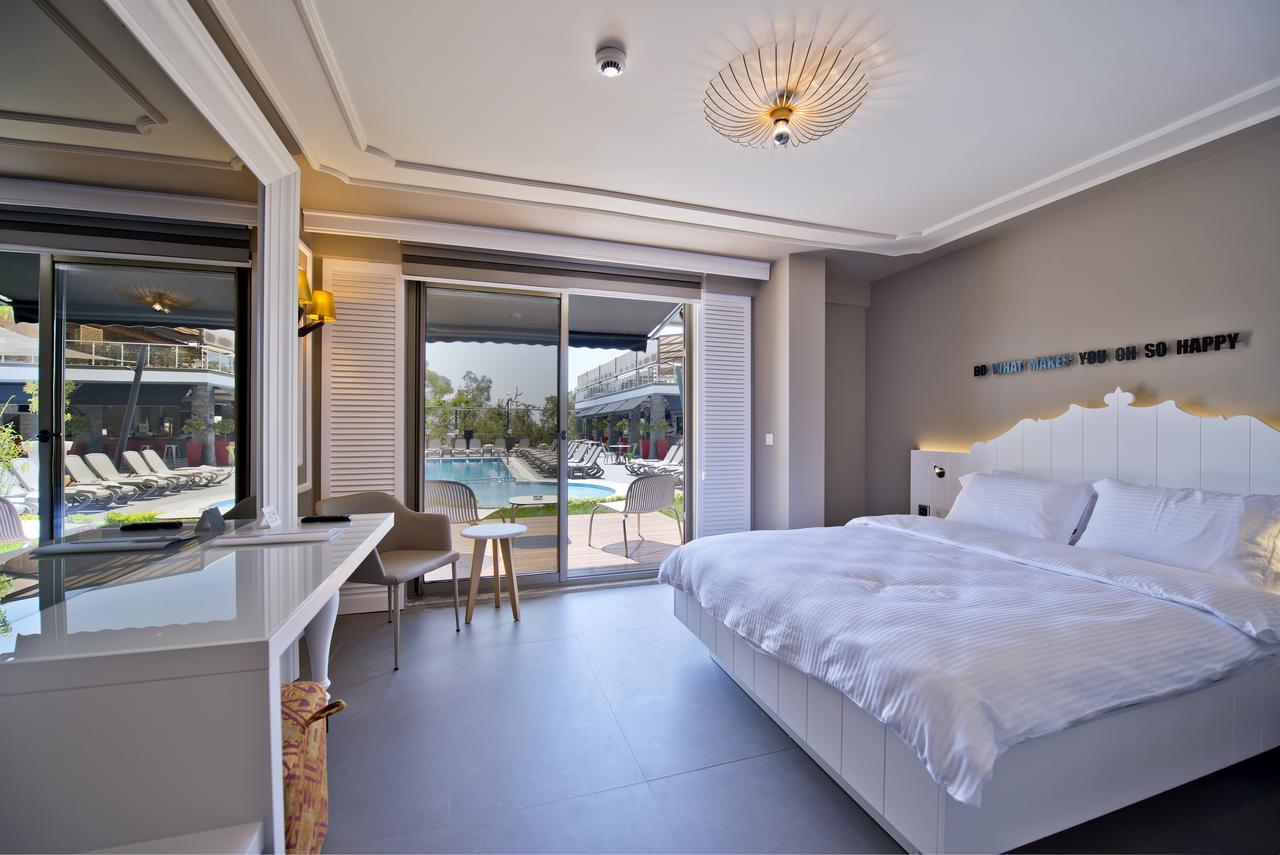 Superior Double Room with Sea and Pool View,690926130:JPEG