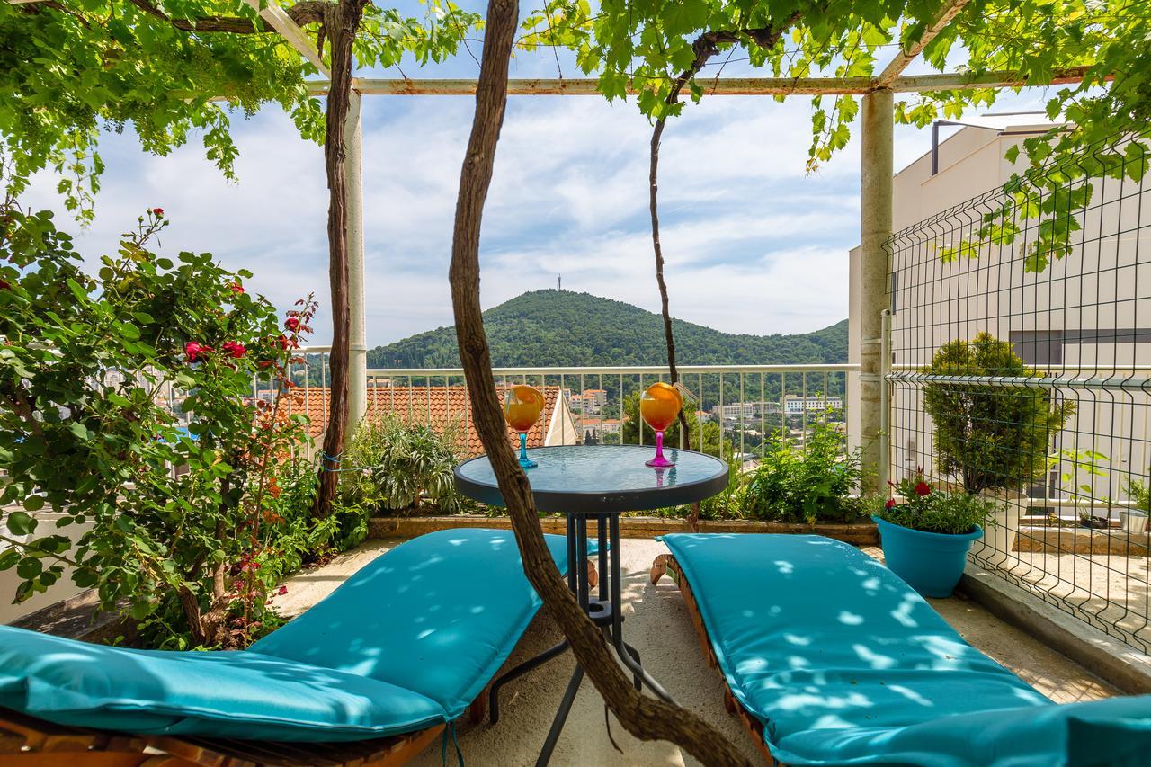 Studio Apartment with Terrace