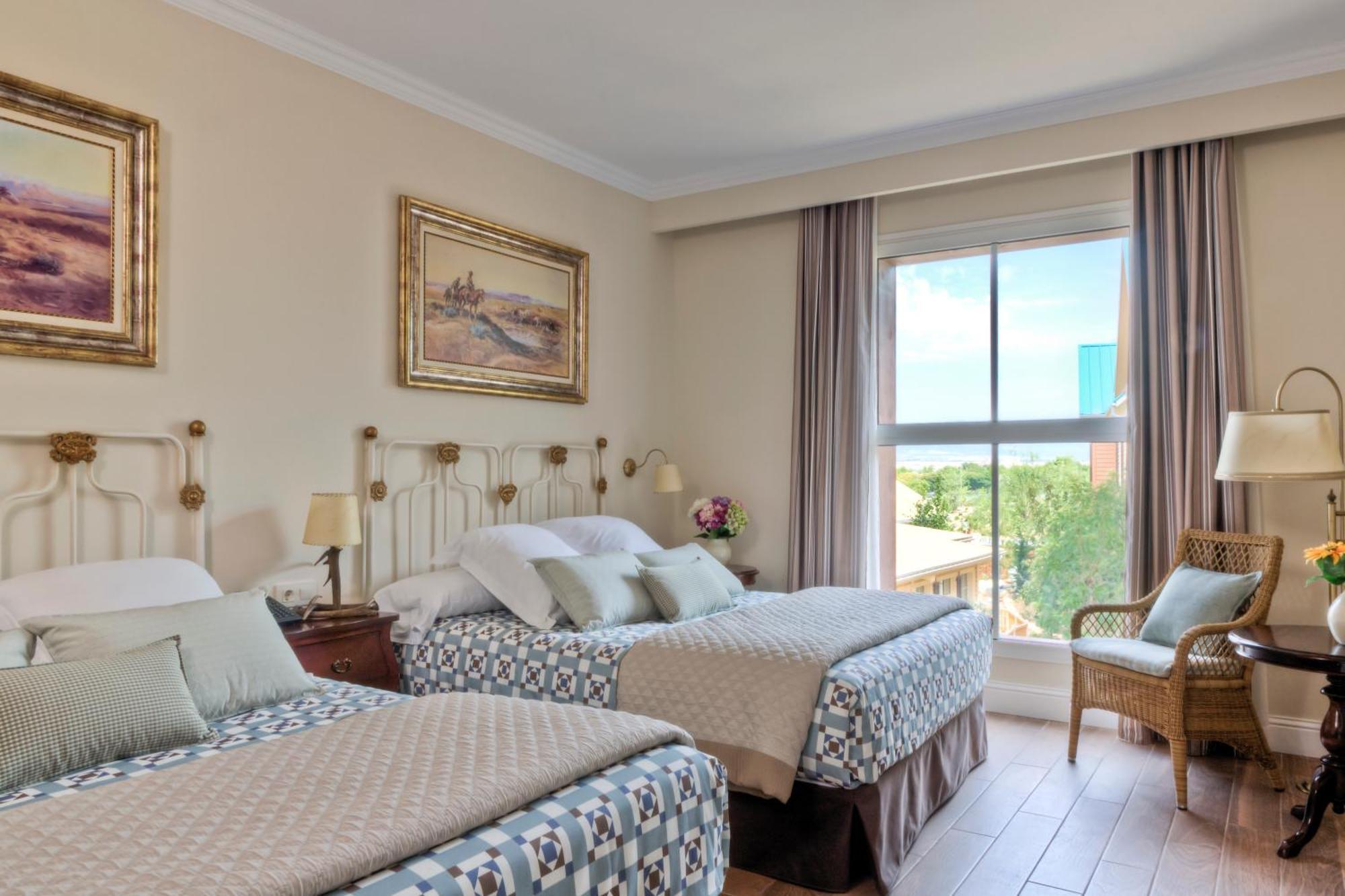Superior Callaghan Room with Access to PortAventura Park + 1 ticket to Ferrari Land (1 adult),683297427:JPEG
