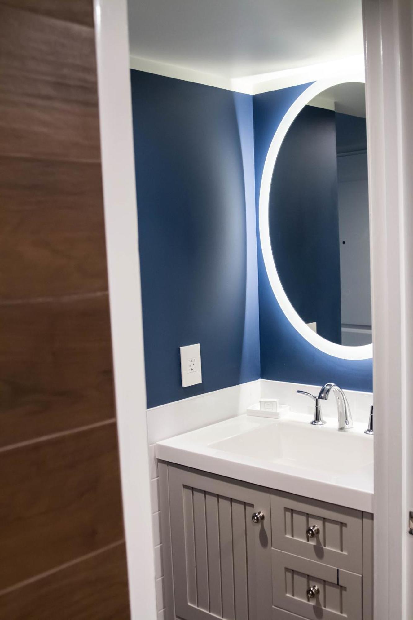 Hébergement Lit King-Size Chic avec Douche Accessible en Fauteuil Roulant - Accessible aux Personnes à Mobilité Réduite - Vue sur Complexe Hôtelier
