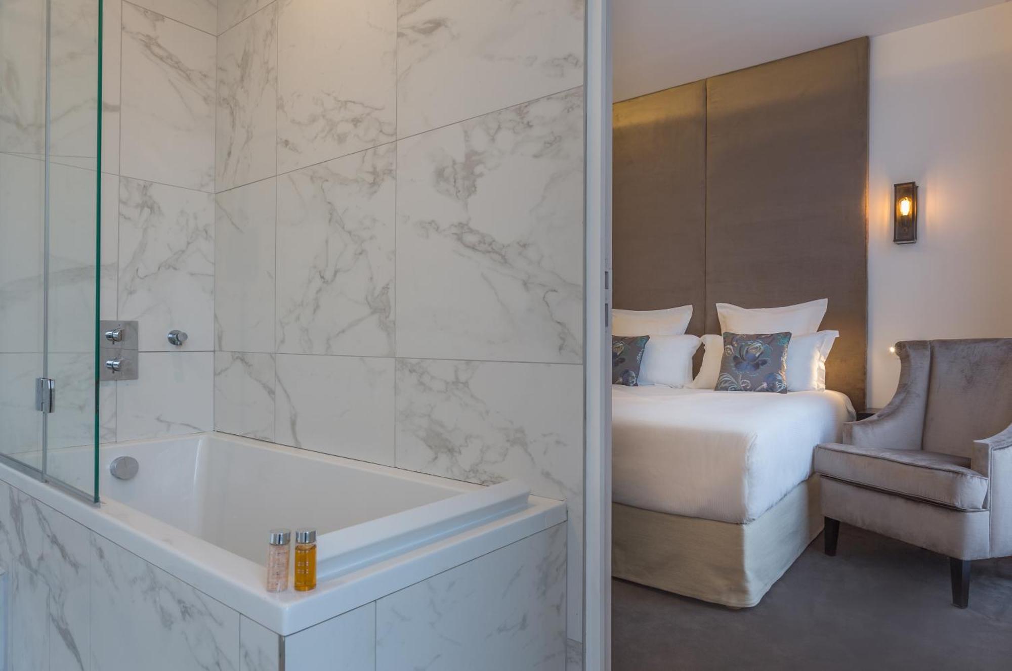 Double Room Marquise Eiffel Tower Side View