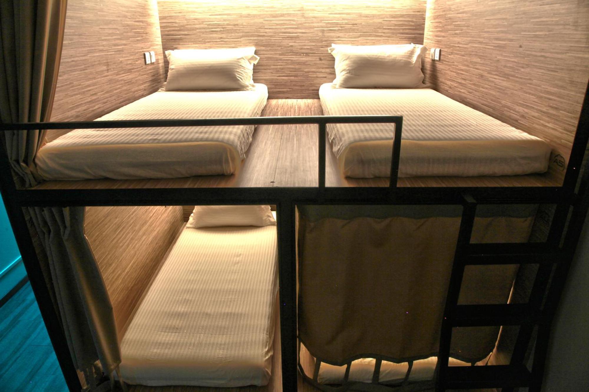 Couple Pod in Mixed Dorm,711577570:JPEG