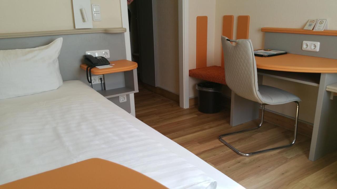 Single Room,885611773:JPEG