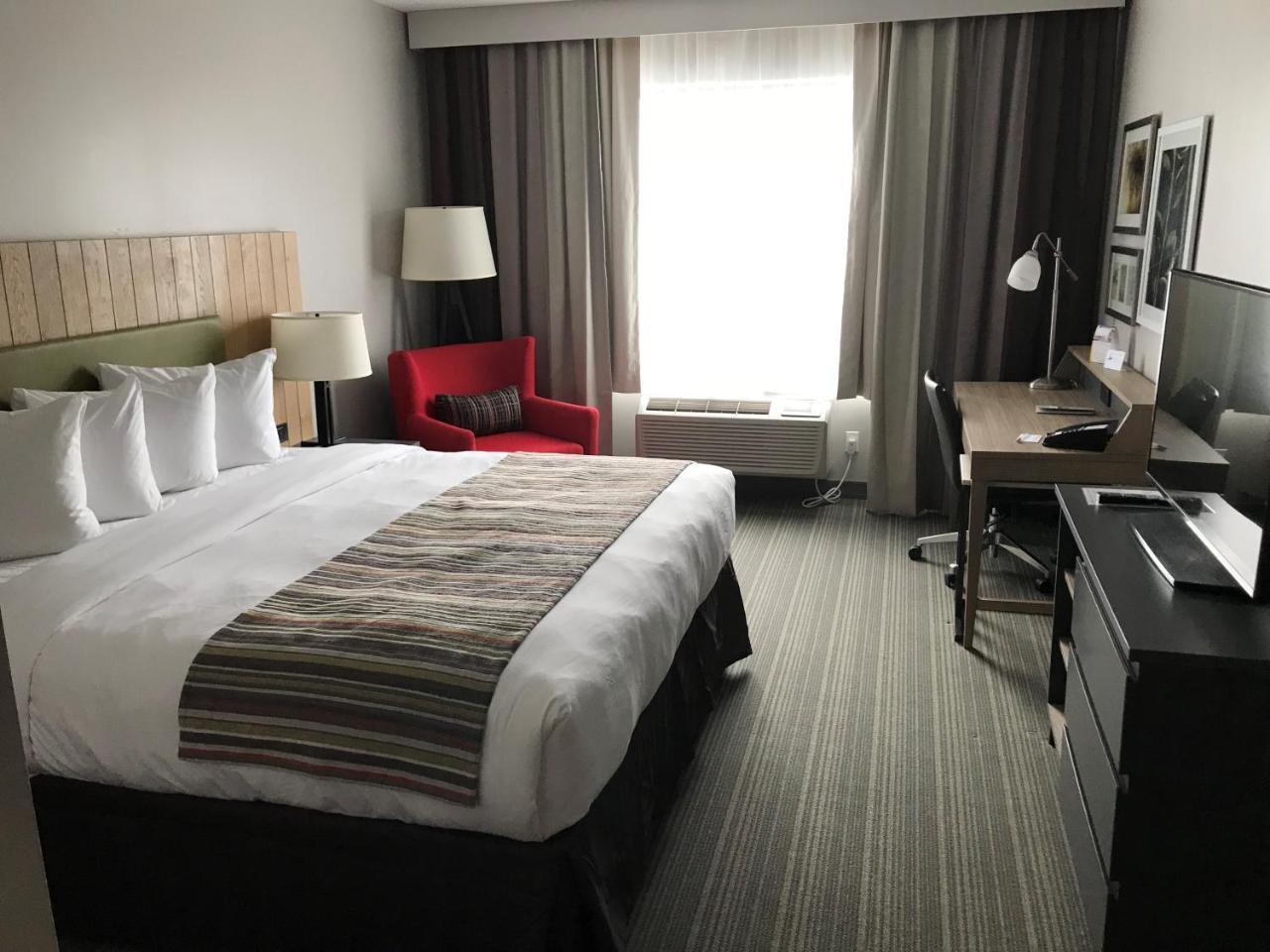 King Suite with Sofa Bed and Tub with Grab Bars,762588202:JPEG