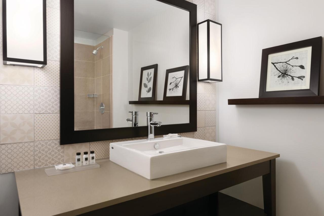 King Suite with Sofa Bed - Open Concept,956621119:JPEG