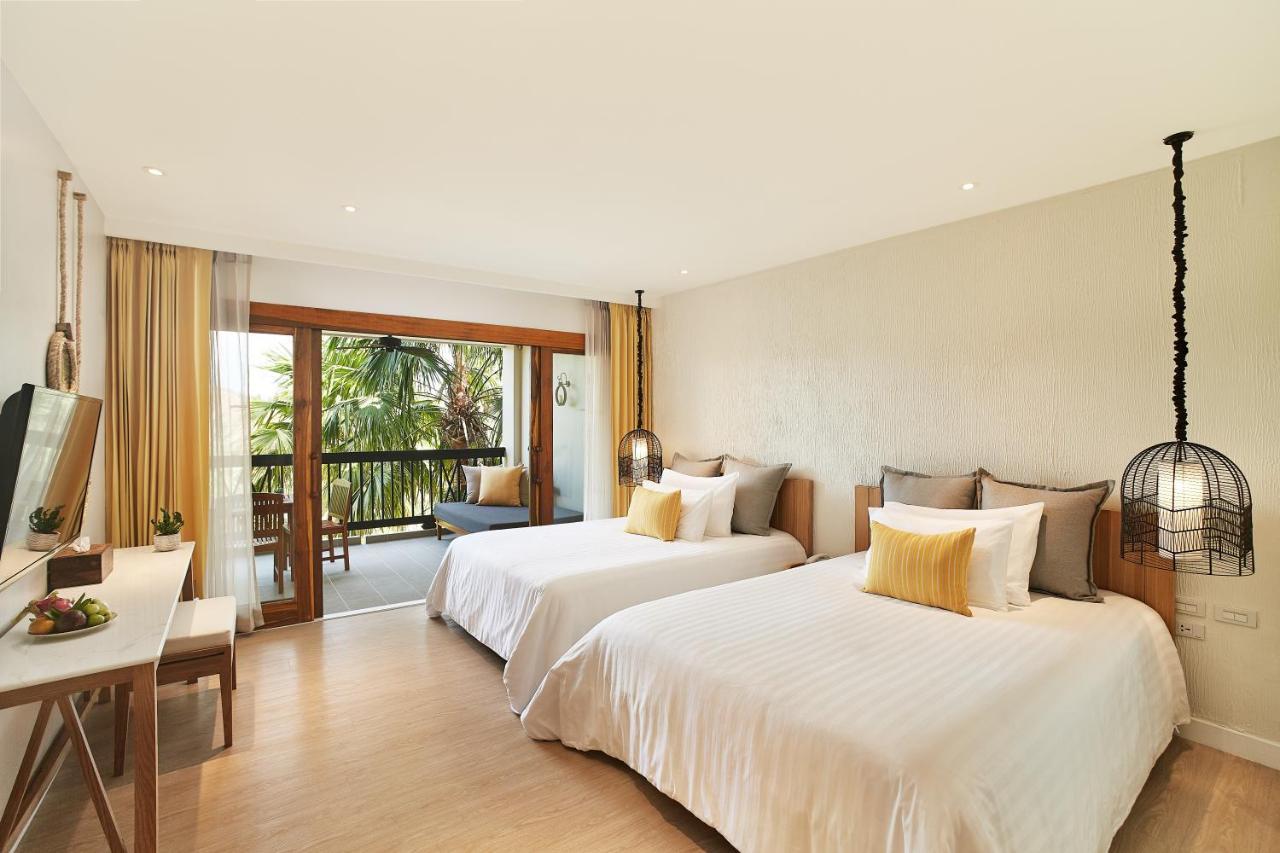 DLX Two Queens Room