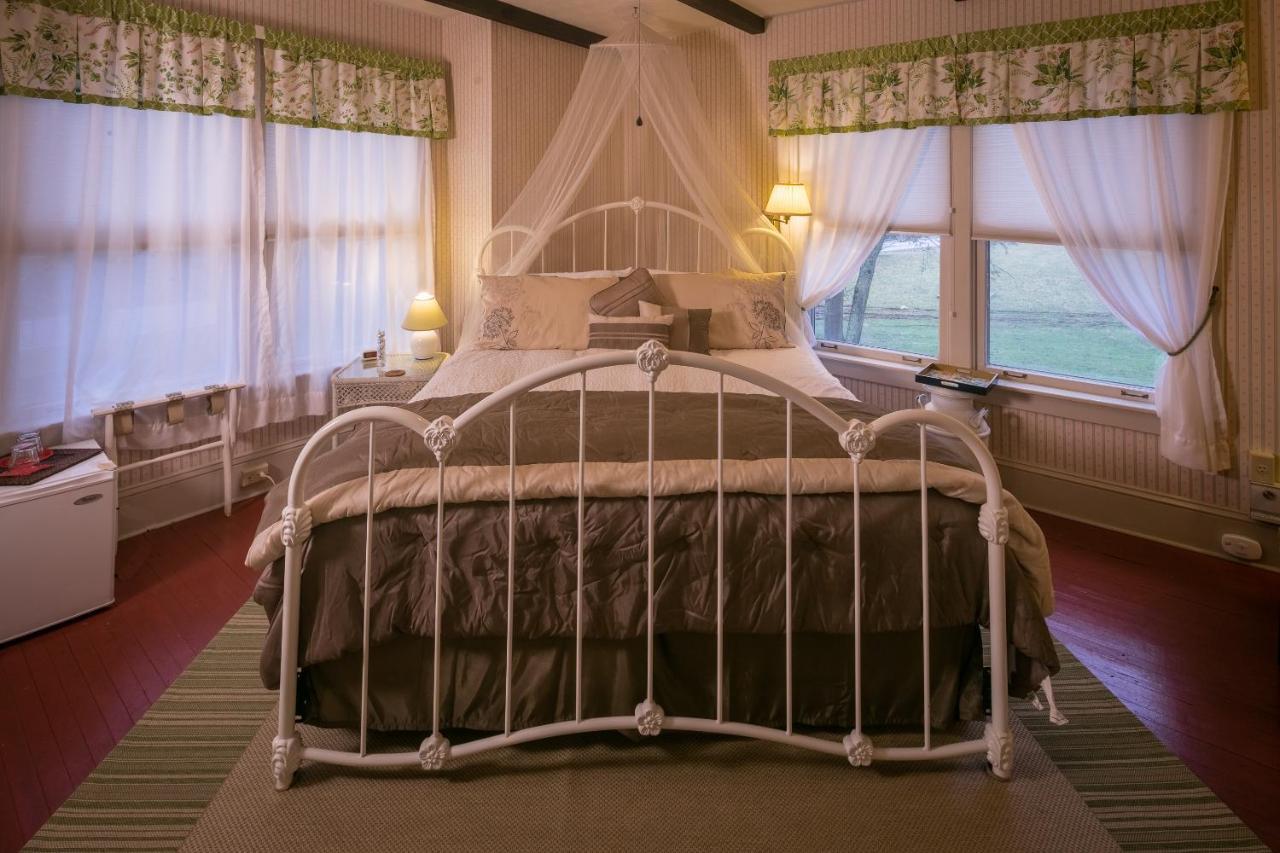 Aunt Sue Room 1